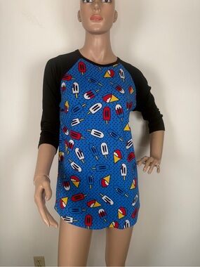 LuLaRoe Blue Popsicle Print Raglan Top with Black Sleeves